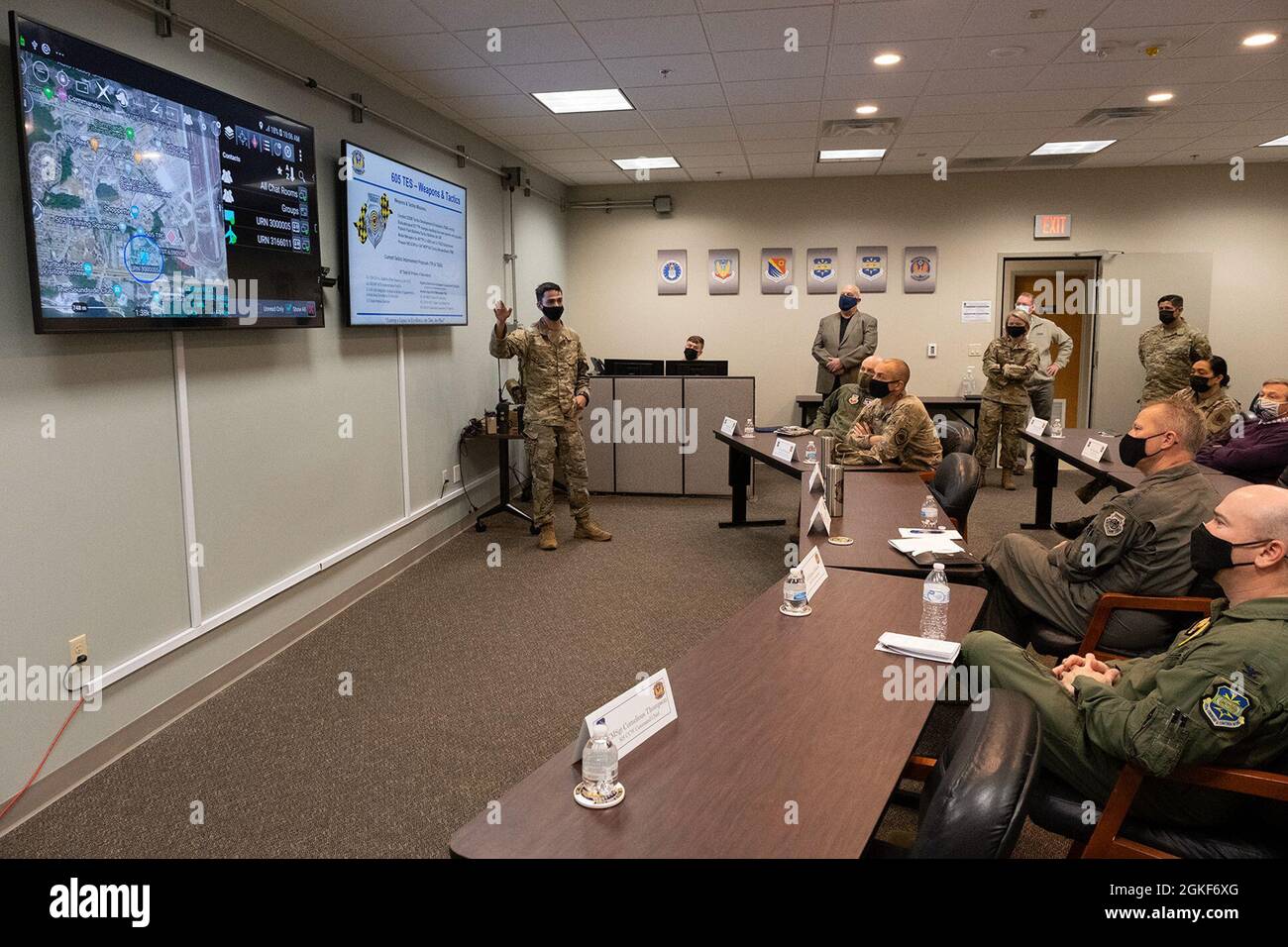 Sergent technique de la U.S. Air Force. Jeremy Archuleta, directeur des essais opérationnels, système du parti de contrôle aérien tactique, 605e Escadron d'essai et d'évaluation, à droite, en bref le général Mark Kelly, commandant du Commandement de combat aérien, au centre, le colonel Richard Dickens de la Force aérienne des États-Unis, commandant de la 505e Escadre de commandement et de contrôle, à gauche, Sur les essais des systèmes de contrôleurs aériens terminaux communs et des centres d'opérations de support aérien pour les opérations de support vocal et aérien rapproché assistées numériquement à Hurlburt Field, Floride, le 6 avril 2021. Le 605e GES effectue des tests opérationnels, y compris des évaluations de cybersécurité, ainsi que le tac Banque D'Images