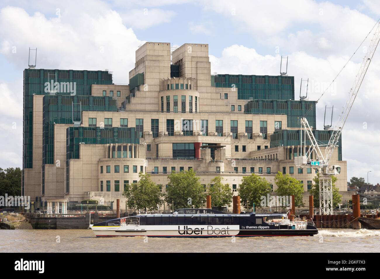 Un bateau Uber exploité par Thames Clippers, un taxi fluvial londonien, passant devant le bâtiment MI6, la Tamise à Vauxhall, Londres, Royaume-Uni Banque D'Images