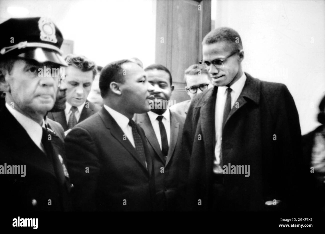 Martin Luther King et Malcolm X après la conférence de presse au Capitole des États-Unis à propos du débat du Sénat sur la Loi de 1964 sur les droits civils, Washington, DC États-Unis, Marion S. Trikosko, U.S. News & World Report Magazine Photograph Collection, 26 mars 1964 Banque D'Images Martin Luther King et Malcolm X après la conférence de presse au Capitole des États-Unis à propos du débat du Sénat sur la Loi de 1964 sur les droits civils, Washington, DC États-Unis, Marion S. Trikosko, U.S. News & World Report Magazine Photograph Collection, 26 mars 1964 Banque D'Images