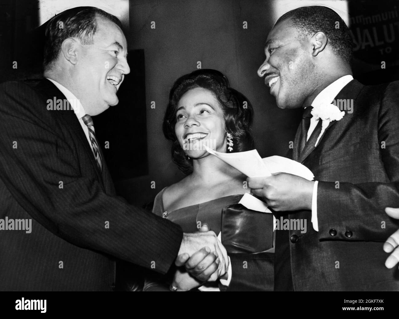Hubert Humphrey, vice-président américain élu, se met à serrer la main avec le Dr King, alors que Mme King s'occupe du rallye, 369e Régiment Armory, Harlem, New York City, New York, USA, O. Fernandez, New York World-Telegram & Sun photo Collection, 17 décembre 1964 Banque D'Images