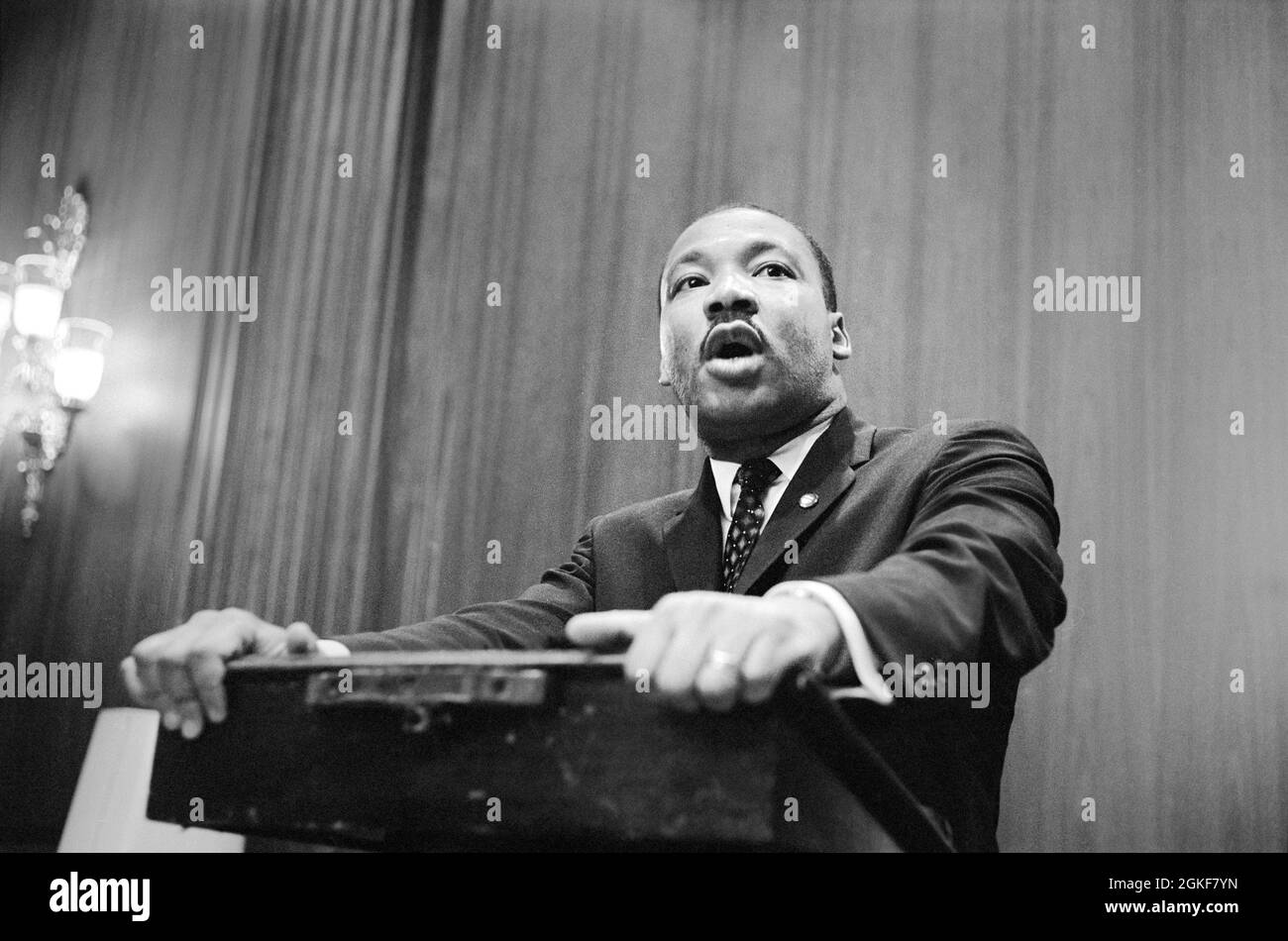 Martin Luther King s'exprimant lors de la conférence de presse au Capitole des États-Unis au sujet du débat du Sénat sur la loi de 1964 sur les droits civils, Washington, DC États-Unis, Marion S. Trikosko, U.S. News & World Report Magazine Photograph Collection, 26 mars 1964 Banque D'Images Martin Luther King s'exprimant lors de la conférence de presse au Capitole des États-Unis au sujet du débat du Sénat sur la loi de 1964 sur les droits civils, Washington, DC États-Unis, Marion S. Trikosko, U.S. News & World Report Magazine Photograph Collection, 26 mars 1964 Banque D'Images