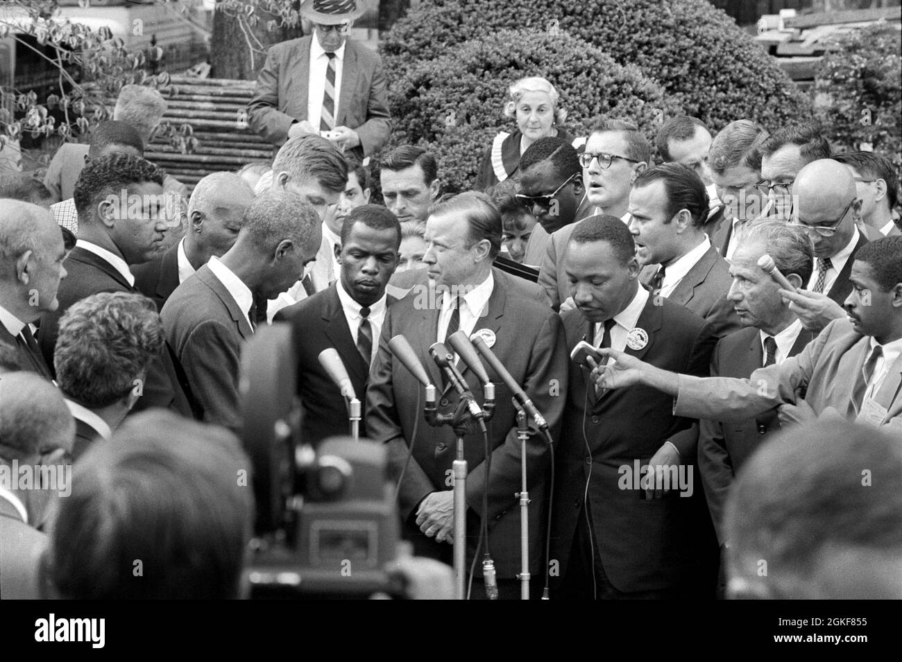 Whitney Young, Roy Wilkins, John Lewis, Martin Luther King, Jr., et d'autres avec la presse après avoir rencontré le président américain John Kennedy après mars sur Washington for Jobs and Freedom, Washington, DC, USA, Warren K. Leffler, U.S. News & World Report Magazine Photograph Collection, 28 août 1963 Banque D'Images Whitney Young, Roy Wilkins, John Lewis, Martin Luther King, Jr., et d'autres avec la presse après avoir rencontré le président américain John Kennedy après mars sur Washington for Jobs and Freedom, Washington, DC, USA, Warren K. Leffler, U.S. News & World Report Magazine Photograph Collection, 28 août 1963 Banque D'Images