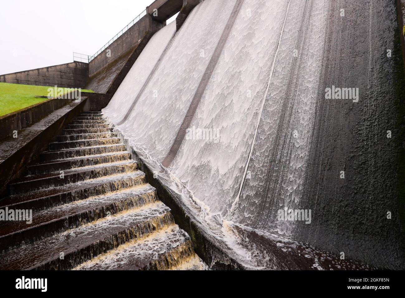 Barrage d'Altarichard sur la rivière Bush dans le comté d'Antrim, en Irlande du Nord. Le barrage fait partie de l'infrastructure de l'eau d'Irlande du Nord. Banque D'Images