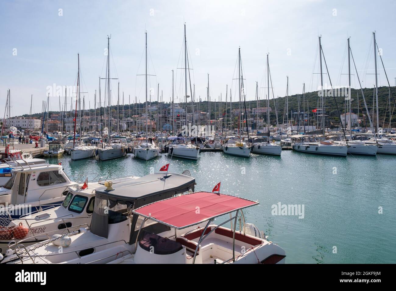 Seferihisar, Izmir, Turquie - 03.08.2021: Paysage et paysage marin de Teos Marina et beaucoup de voiliers garés dans une journée brillante au printemps Banque D'Images