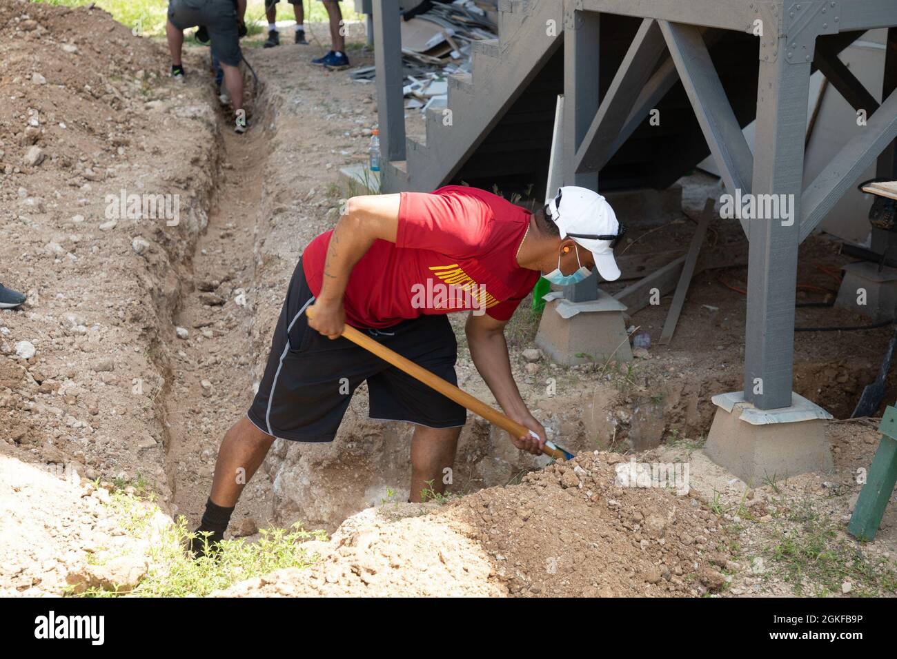 Sgt. Vance Brown creuse une tranchée autour de la maison Habitat pour l'humanité en cours de construction pour une famille à faible revenu. Des soldats du 209e Bataillon de soutien à l'aviation se sont portés volontaires pour Habitat pour l'humanité afin de redonner à la communauté. Banque D'Images