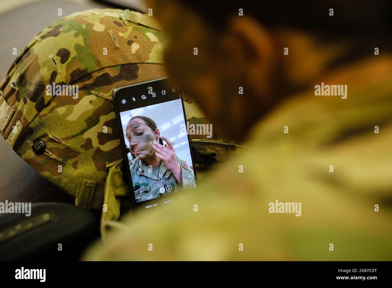 SPC de la Réserve de l'armée américaine. Arianna Hammel, analyste de renseignements au 15e Bataillon des opérations psychologiques, applique de la peinture de camouflage pour préparer une qualification de gamme au cours du premier jour de la compétition du meilleur guerrier du Commandement des affaires civiles et des opérations psychologiques de l'Armée américaine (Airborne) de 2021 à fort Jackson, L.C., 8 avril 2021. Le BWC USACAPOC(A) est un événement annuel qui réunit des concurrents de partout dans USACAPOC(A) pour gagner le titre de « meilleur guerrier ». BWC teste la capacité individuelle des soldats à s’adapter et à surmonter des scénarios difficiles et des événements axés sur la bataille, en testant leur technique Banque D'Images