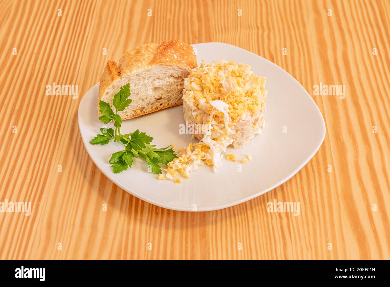Tapa individuel de salade russe avec sa tranche de pain servi dans un restaurant espagnol Banque D'Images
