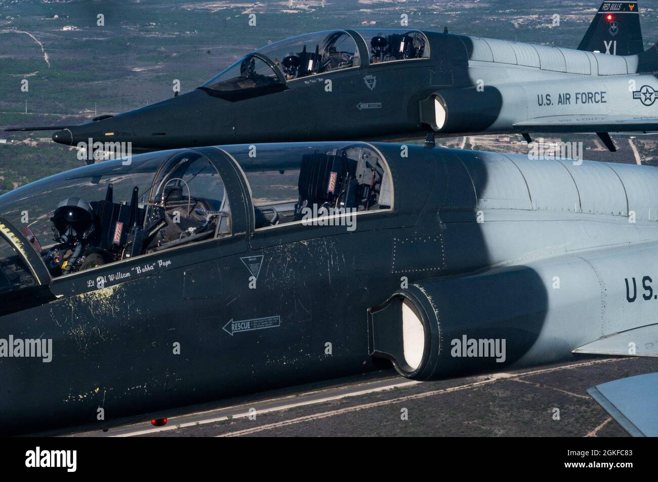 Un vol T-38 d'entraînement standard le 07 avril 2021 à la base aérienne de Laughlin, Texas. Le T-38 est l'avion standard pour l'entraînement des pilotes qui suivent dans l'avion de chasse. Banque D'Images