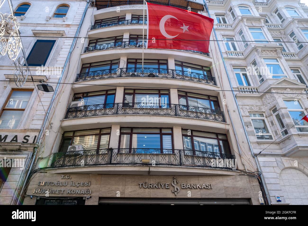 Taksim, Istanbul, Turquie - 03.12.2021: Bâtiment du bureau du gouvernement  de Beyoglu pour les travaux de registre civil et le drapeau turc Photo  Stock - Alamy