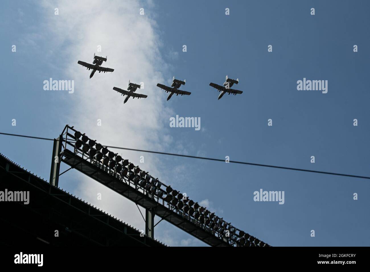 Quatre appareils Thunderbolt II A-10C de la 175e Escadre survolent en formation Oriole Park à Camden yards le 8 avril 2021, à Baltimore. Le survol mené par les pilotes du 104e Escadron de chasseurs a contribué à la mise en marche du match du jour d'ouverture entre les Baltimore Orioles et le Boston Red Sox. Banque D'Images