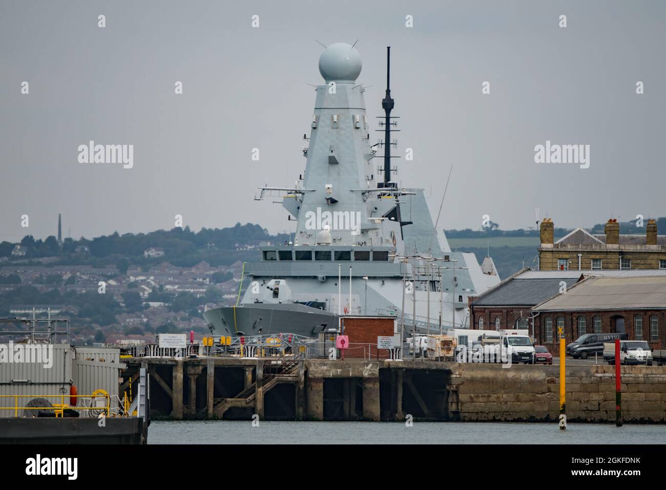 HMS Arding attend à côté à Portsmouth base navale, Royaume-Uni prêt à être remorqué au chantier naval Cammell Laird à Liverpool le 15/9/21 pour une mise à niveau de la propulsion. Banque D'Images