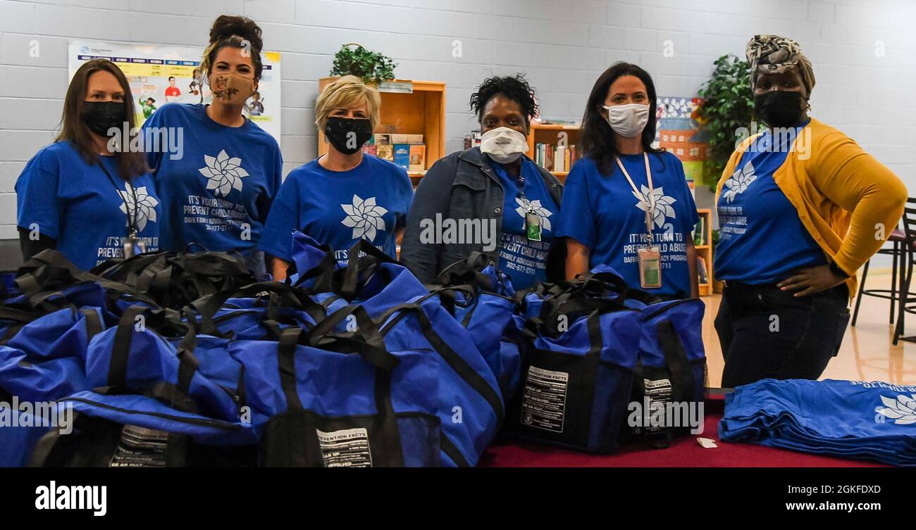 Les membres de la 436e équipe de défense de la famille de l'aile Airlift posent pour une photo tout en distribuant des ressources et des chemises de prévention de la violence envers les enfants aux enseignants du Centre de la jeunesse de la base aérienne de Douvres, Delaware, le 8 avril 2021. Chaque mois d'avril, durant le mois national de la prévention de la violence envers les enfants, l'équipe sensibilise davantage les familles pour les aider à prospérer et à prévenir la maltraitance envers les enfants. Banque D'Images