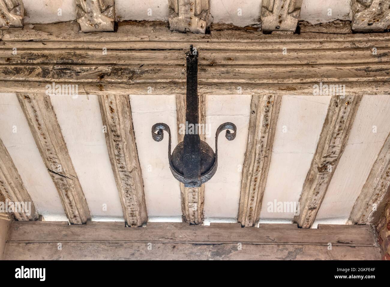 Cette boule de canon sur l'entrée de Hampton court dans King's Lynn dit avoir été tiré au-dessus de la rivière dans l'église de St Margaret pendant la guerre civile. Banque D'Images