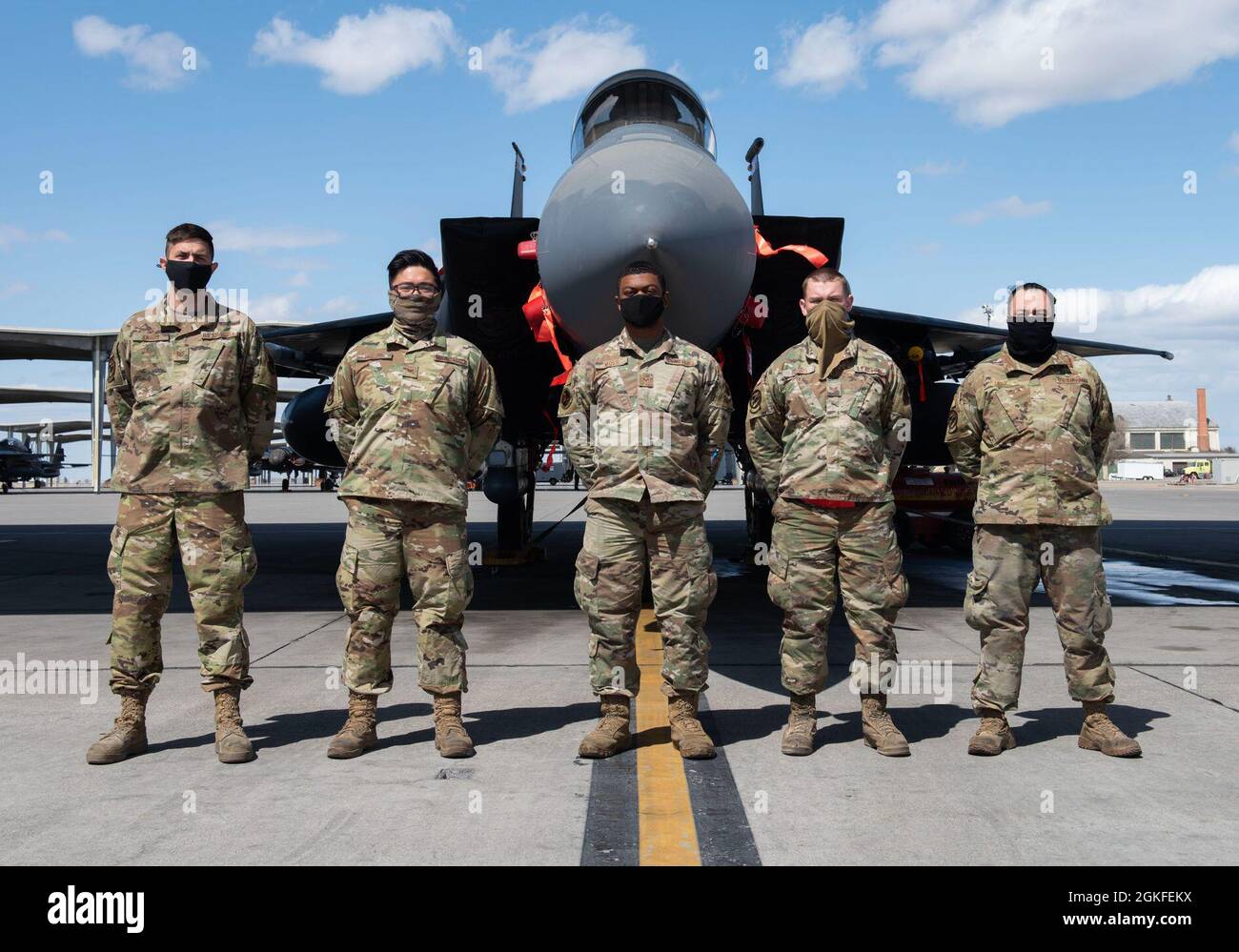 U.S. Air Force Tech. Sgt. Christopher Knaus, chef d'équipage de chargement d'armes du 389e Escadron de chasseurs (à l'extrême gauche), Sgt. Johann Briones, chef d'équipage de chargement d'armes du 389e FS (à gauche), Airman principal Henri Moss, 366e Air Staff for Arms Chef d'équipage (mi), Airman principal James Adams, 389e FS compagnon d'armes d'avion (à droite) et Airman principal Edgar Meza Liera, 389e Escadron d'armes (à droite) Posez pour une photo de groupe à la base aérienne de Mountain Home, Idaho, 8 mars 2021. Ces aviateurs ont fourni de l'aide aux citoyens qui ont été blessés par un accident de voiture à trois voies près du Strip de Las Vegas. Banque D'Images