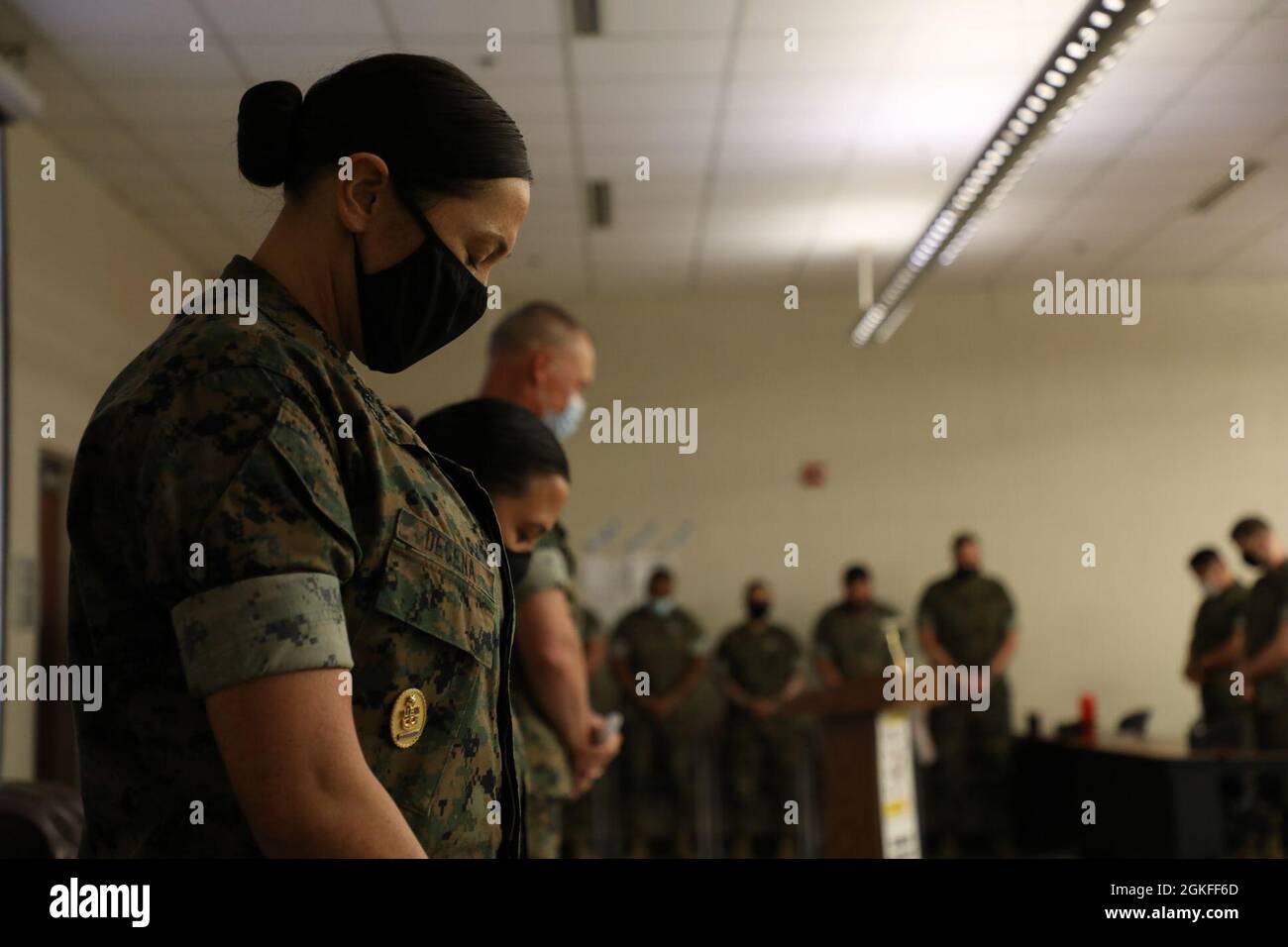 Kristina Decena, chef principale de la Marine américaine, chef enrôlé principal, Bataillon d'instruction médicale de campagne - est (FMTB-E), écoles de soutien au combat du corps maritime (MCCSSS), se met en prière pendant la cérémonie de commémoration du FMTB-E à Camp Johnson, N.C., le 8 avril 2021. La cérémonie de commémoration a célébré le 78e anniversaire de FMTB-E. Banque D'Images