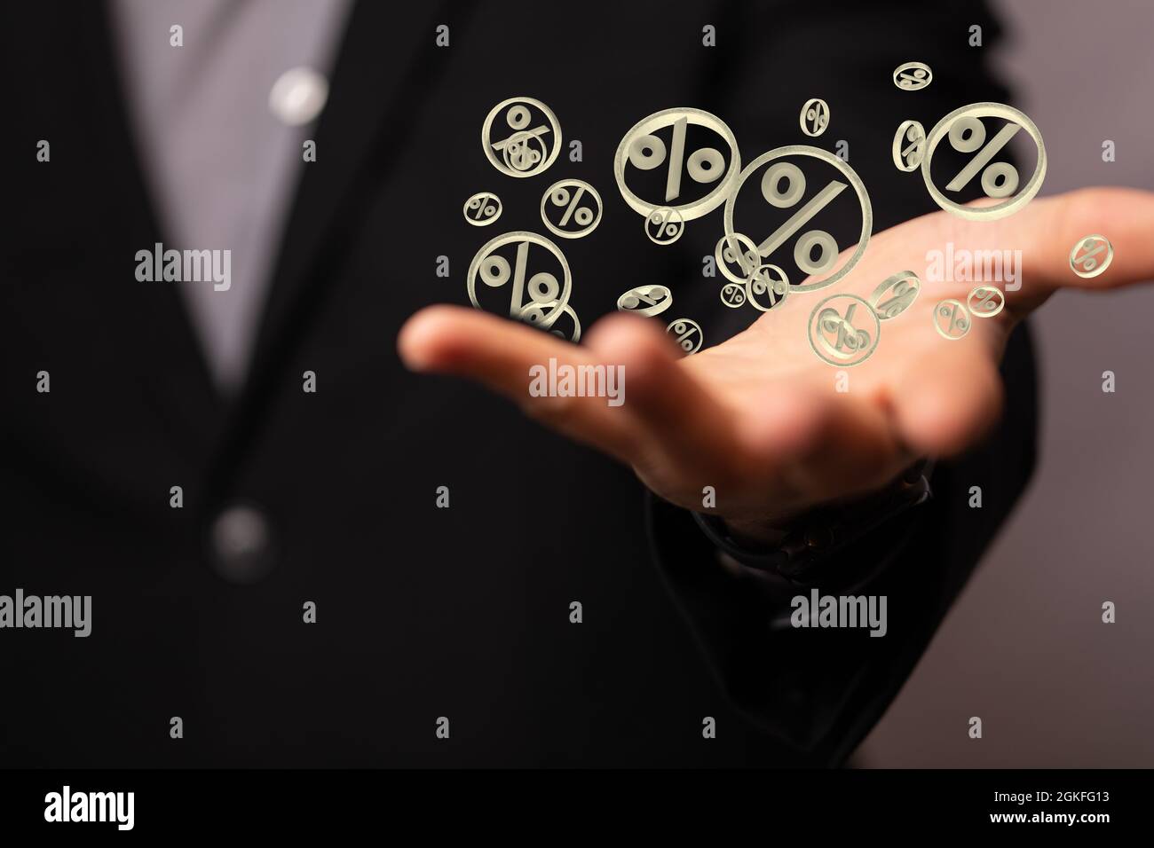 rendu 3d des symboles de pourcentage beige dans des cadres circulaires de même couleur dans une main Banque D'Images