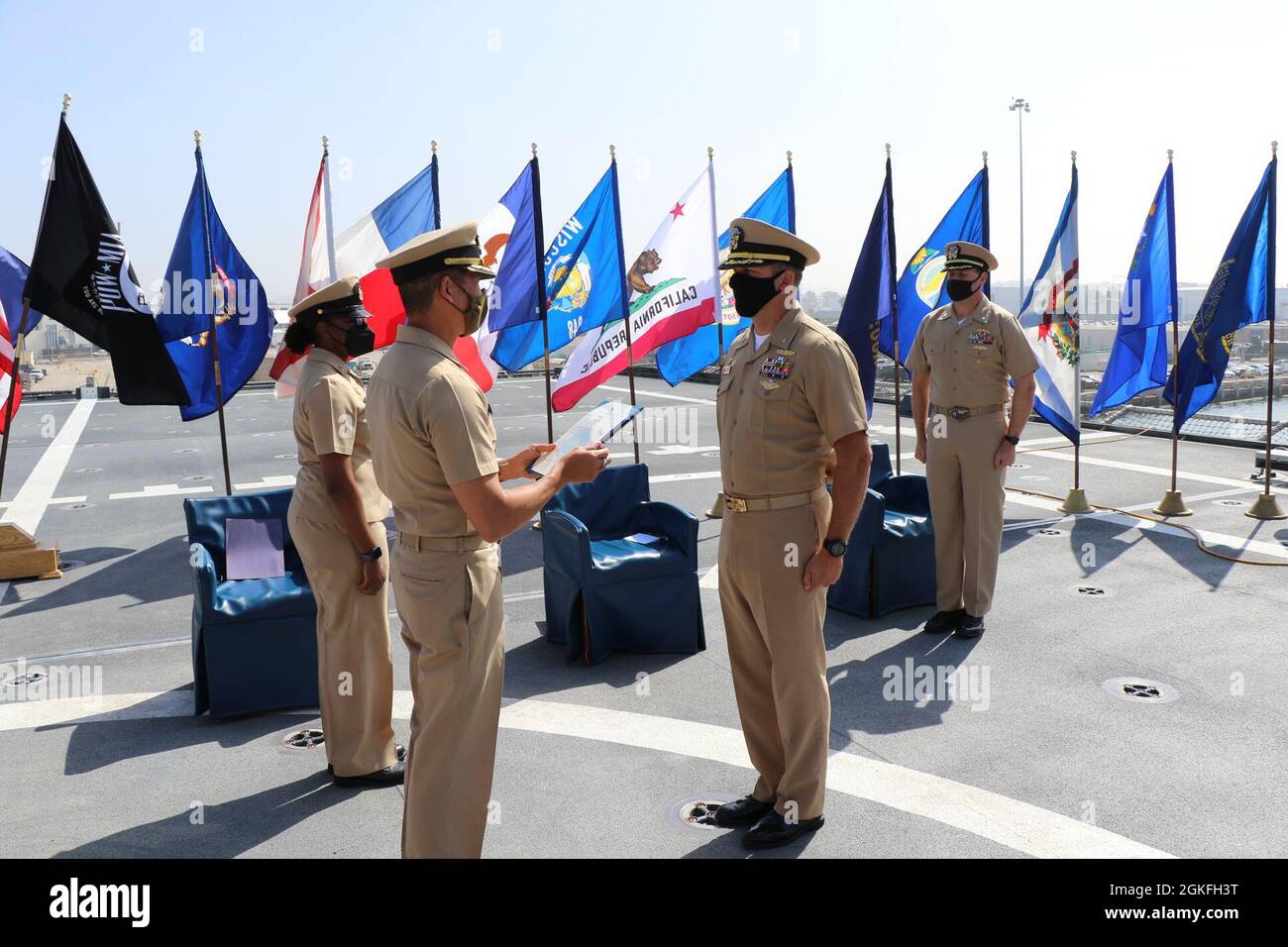 210409-N-KX411-1002 SAN DIEGO (9 avril 2021) le capitaine Henry Kim présente Cmdr. Jedediah Kloppel avec une médaille de la Légion du mérite lors d'une cérémonie de passation de commandement à bord de l'USS Manchester (LCS 14). Cmdr. Jedediah Kloppel a été soulagé par Cmdr. Edison Rush en tant que commandant de Manchester. Banque D'Images