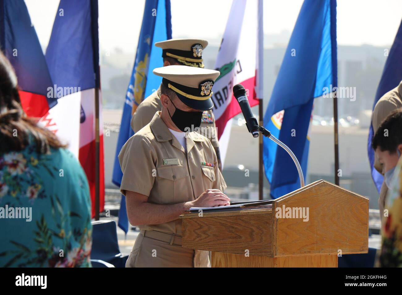 210409-N-KX411-1001 SAN DIEGO (9 avril 2021) l'aumônier Lt. Kadin Williams livre l'invocation à bord de l'USS Manchester (LCS 14) lors d'une cérémonie de changement de commandement au bord d'une pierside. Cmdr. Jedediah Kloppel a été soulagé par Cmdr. Edison Rush en tant que commandant de Manchester. Banque D'Images