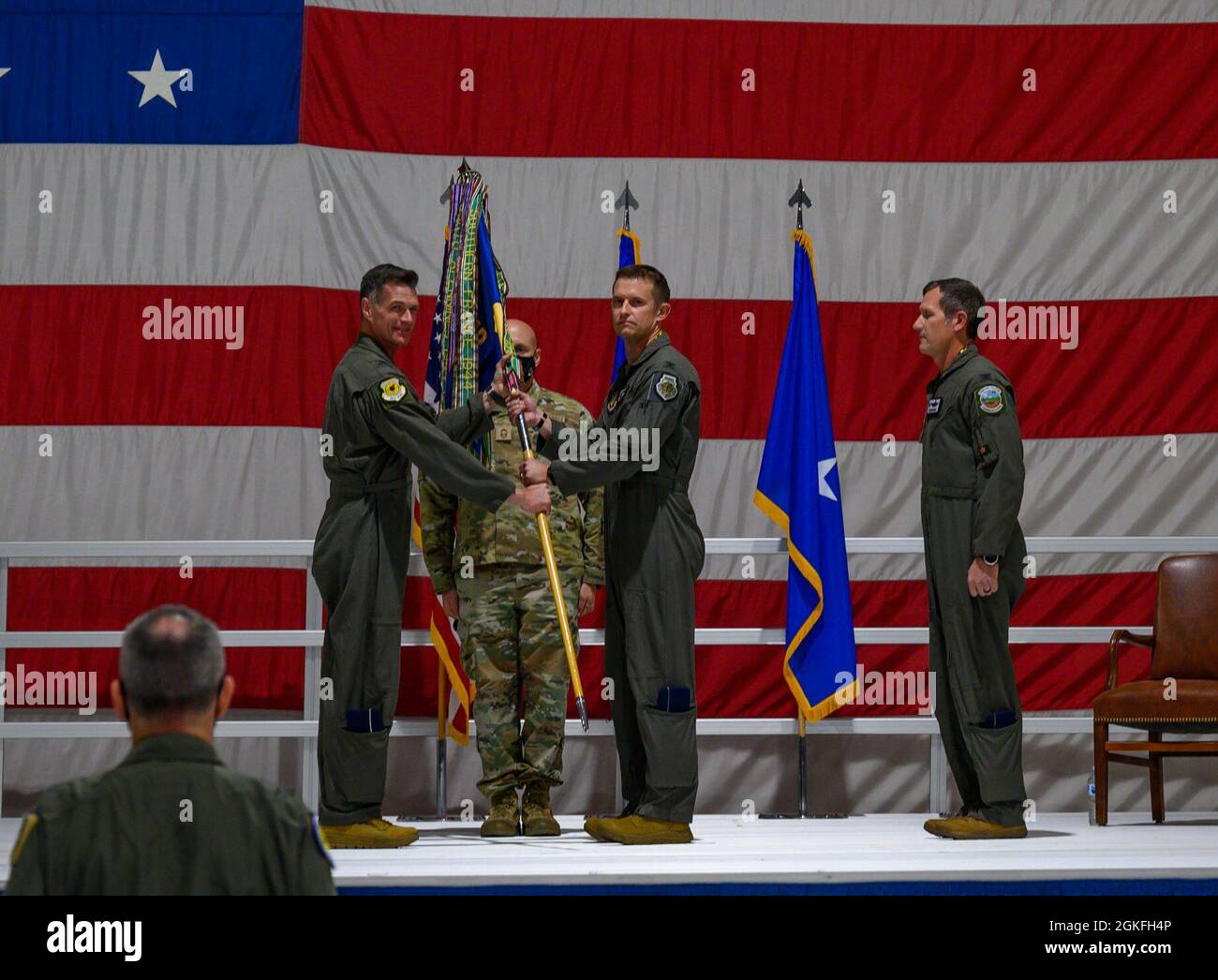 Bang. Le général Michael Drowley, commandant de la 57e Escadre, transmet le guide au commandant entrant du 57e Groupe des opérations, le colonel Scott Mills, lors d'une cérémonie de changement de commandement à la base aérienne de Nellis, Nevada, le 9 avril 2021. Mills sera à la tête des hommes et des femmes qui créeront la puissance aérienne de combat pour les forces conjointes et de coalition grâce à une formation intégrée, avancée, pertinente et réaliste. Banque D'Images