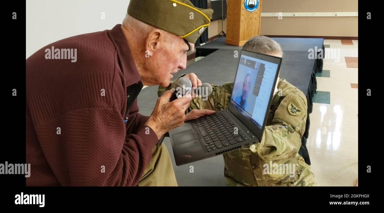 Tom Sitter, ancien combattant de la Seconde Guerre mondiale et conférencier de Days of Remembrance pour la 86e Division de formation, est surpris par une téléconférence avec un survivant de Dachau, Elly Gotz, à fort McCoy, dans le Wisconsin, le 9 avril. Sitter était l'un des soldats qui ont libéré Dachau. Banque D'Images