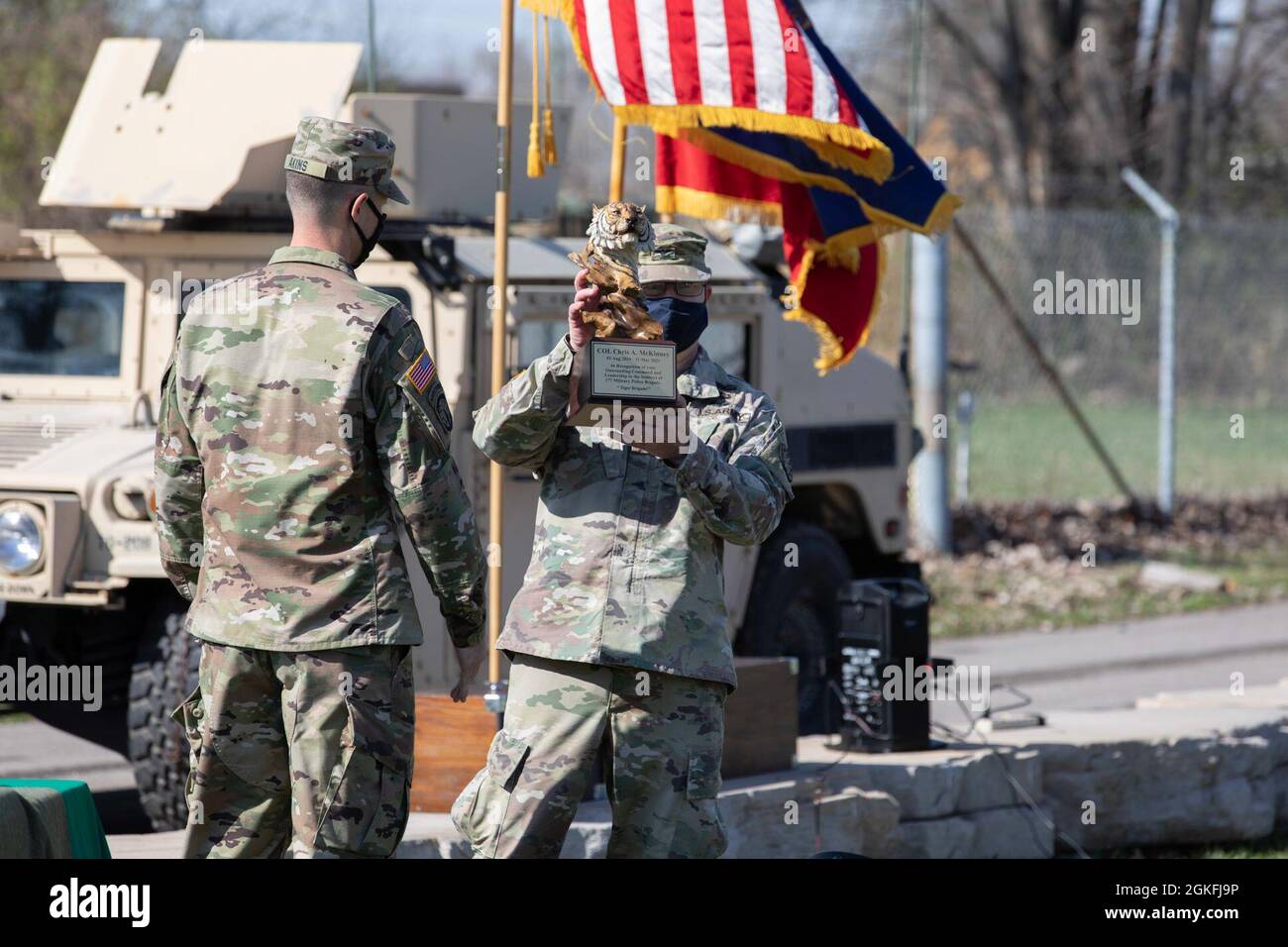 Le colonel de l'armée américaine Chris McKinney, commandant sortant, reçoit une stature de tigre de la 177e Brigade de la police militaire, Garde nationale de l'armée du Michigan, lors d'une cérémonie de changement de commandement à l'Armory Taylor, Taylor, Michigan, le 9 avril 2021. La responsabilité du commandement est transférée entre les commandants sortants et entrants au cours du passage des couleurs, un élément essentiel pour les cérémonies de changement de commandement. Banque D'Images