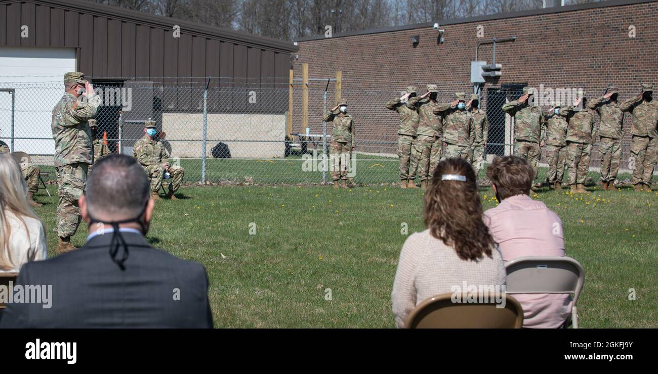 Le colonel de l'armée américaine Chris McKinney, commandant sortant, rend son dernier hommage à la 177e Brigade de la police militaire, Garde nationale de l'armée du Michigan, lors d'une cérémonie de changement de commandement à l'Armory Taylor, Taylor, Michigan, le 9 avril 2021. La responsabilité du commandement est transférée entre les commandants sortants et entrants au cours du passage des couleurs, un élément essentiel pour les cérémonies de changement de commandement. Banque D'Images