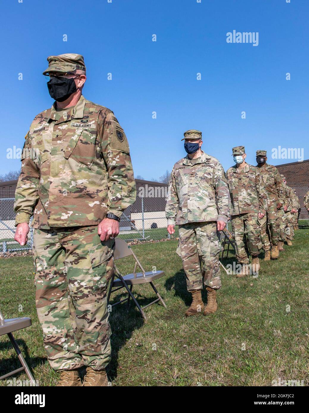 Brig. De l'armée américaine Le général Scott Hiipakka, le colonel Chris McKinney, le lieutenant-colonel Russell Harden et le sergent de commandement. Le Maj William Russell III, Garde nationale de l'Armée du Michigan, se rendre à leurs sièges pour une cérémonie de changement de commandement à l'Armory Taylor, Taylor, Michigan, le 9 avril 2021. La responsabilité du commandement est transférée entre les commandants sortants et entrants au cours du passage des couleurs, un élément essentiel pour les cérémonies de changement de commandement. Banque D'Images