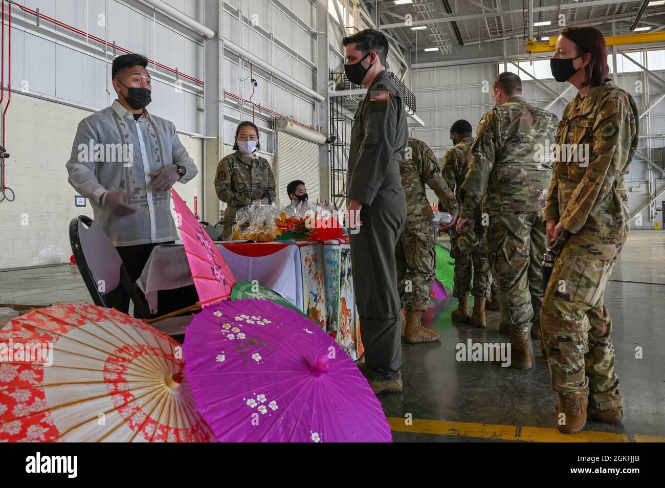 Les aviateurs de Team Little Rock voient un stand asiatique américain et insulaire du Pacifique lors de la célébration de la diversité et de l'inclusion de la nation Herk à la base aérienne de Little Rock, Arkansas, le 9 avril 2021. La célébration D&I a eu lieu pour souligner les thèmes spéciaux du ministère de la Défense dans le cadre d'un événement tout compris. Banque D'Images