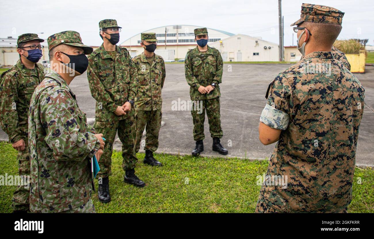 CPL marine des États-Unis Joshua Castellaw, technicien en aide à la navigation pour le contrôle de la circulation aérienne à l'Escadron de contrôle aérien (MACS) 4, décrit les capacités de l'équipement lors d'un événement d'entraînement conjoint sur la station aérienne de Marine corps Futenma, Okinawa (Japon), le 9 avril 2021. MACS-4 a organisé cet événement en coopération avec des membres de la Force japonaise d'autodéfense terrestre afin d'approfondir les liens entre les forces et d'accroître la compréhension de nos alliés des capacités de la 1re MAW. Banque D'Images
