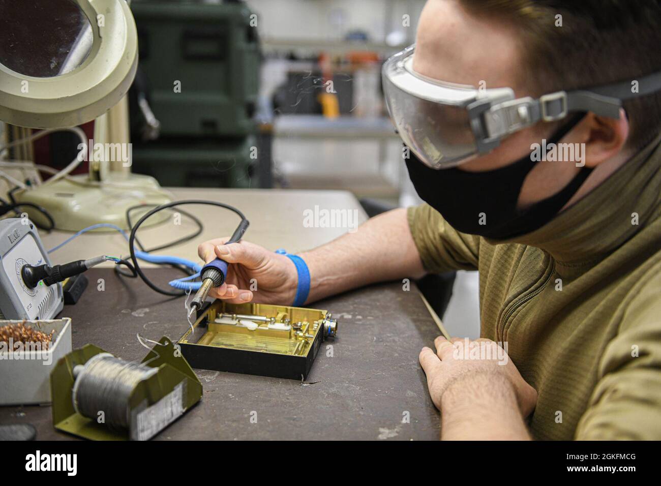 Un technicien en avionique de la Force aérienne des États-Unis du 18e Escadron de maintenance des composants effectue la maintenance de l'équipement à la base aérienne de Kadena, au Japon, le 9 avril 2021. Les techniciens en avionique maintiennent des systèmes tels que le récepteur d'avertissement radar, la livraison d'armes radar et la contre-mesure électronique entièrement fonctionnels. Banque D'Images