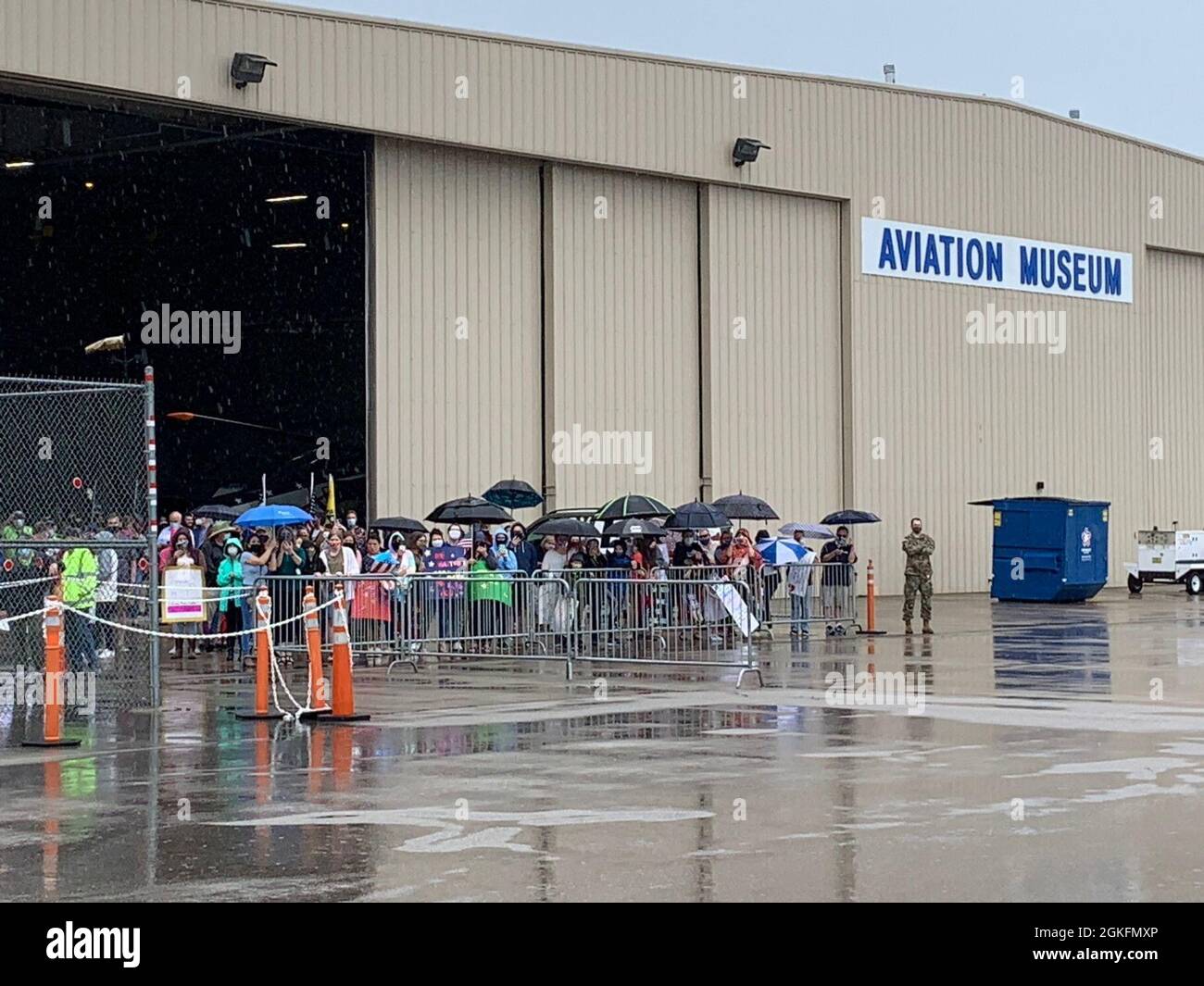 La Garde nationale du Kentucky a accueilli le 1163e soutien de zone de compagnie médicale d'un déploiement d'un an en Pologne le 10 avril 2021. Le 1163e a pris l'avion pour l'aéroport Bluegrass de Lexington, Ky. Où ils ont été accueillis par des amis, la famille et la direction de la Garde du Kentucky. Banque D'Images