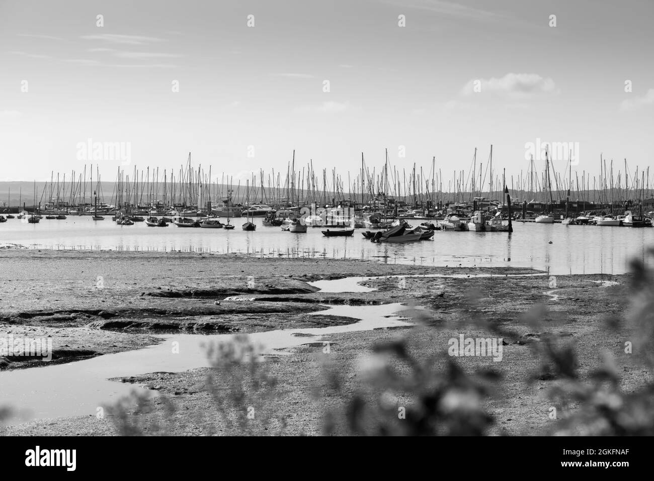 Des bateaux amarrés à Lymington, à Hants, avec l'île de Wight à l'arrière-sol Banque D'Images