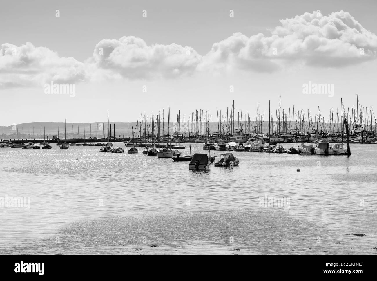 Des bateaux amarrés à Lymington, à Hants, avec l'île de Wight à l'arrière-sol Banque D'Images