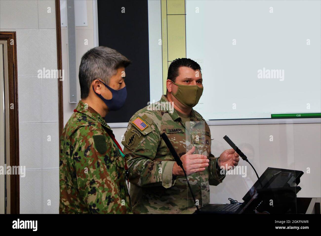 Les membres de l'armée américaine, du corps des Marines des États-Unis et de la Force d'autodéfense terrestre du Japon sont arrivés au point culminant de la conférence de planification initiale de Yama Sakura 81, qui s'est tenue au Camp Itami le 10 avril. Les unités participantes ont terminé la semaine après la synchronisation et la désélection de plusieurs sujets, y compris le scénario d'exercice global et les objectifs de formation souhaités. Yama Sakura 81 sera le plus important exercice bilatéral et conjoint de commandement entre les États-Unis et le Japon qui permettra aux participants de travailler en tant que partenaires dévoués à l'appui de l'alliance de sécurité entre les États-Unis et le Japon et au maintien de la paix et de la stabilité dans la région Indo-Pacifique. Banque D'Images