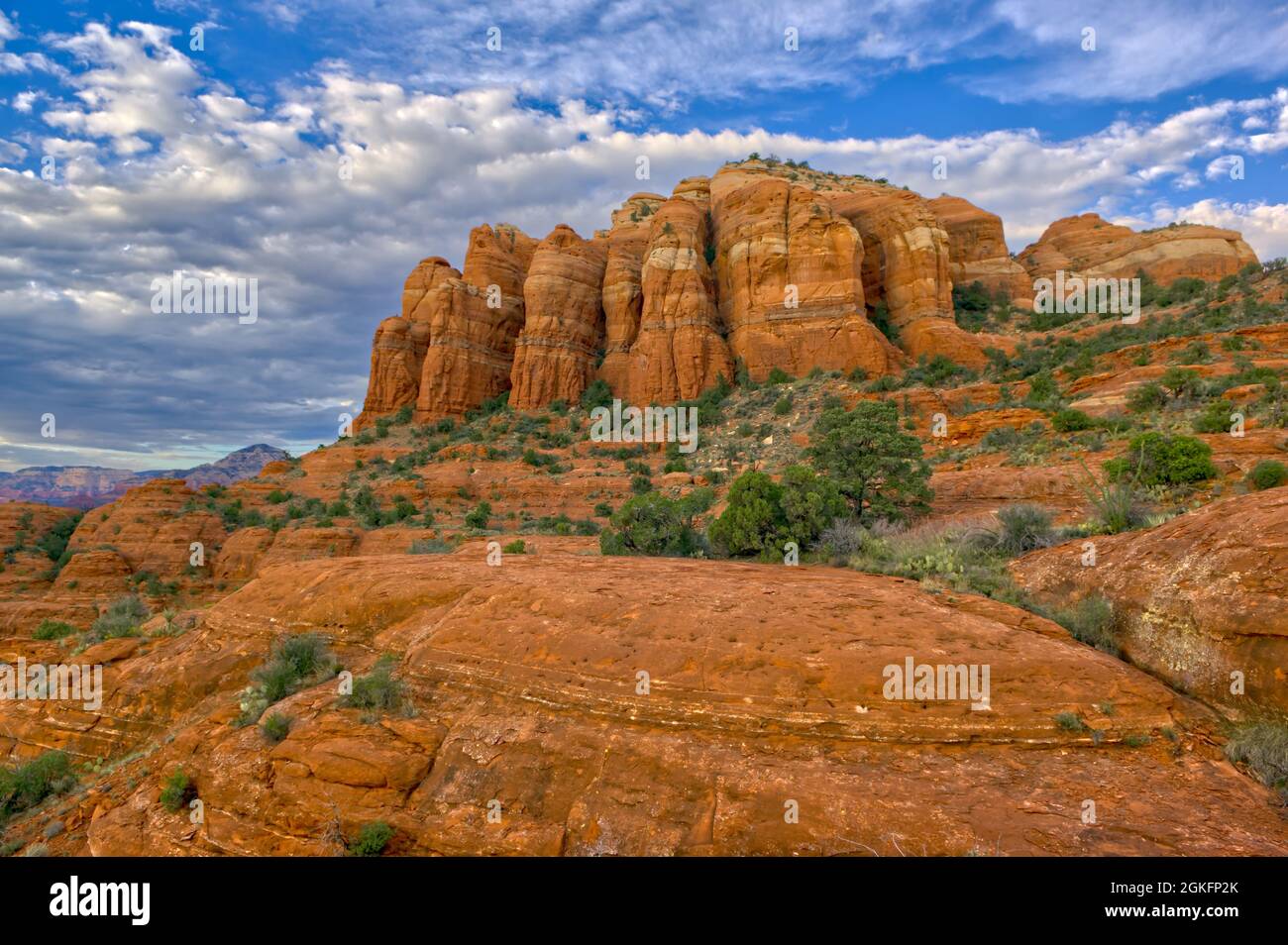 Une vue de Sedona Cathedral Rock du sentier Hiline rarement utilisé Vista sur le côté ouest de la roche. Banque D'Images