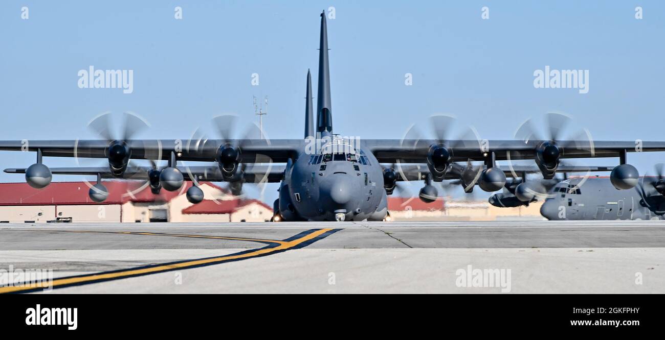 La 920e Escadre de sauvetage HC-130J combat King II effectue une « promenade à dos d'éléphant » le 10 avril 2021 au cours d'un exercice à la base de la Patrick Space Force, en Floride. Une promenade à dos d'éléphant est un terme utilisé pour décrire le roulement et le décollage d'aéronefs en formation étroite. La 920e RQW est la seule unité de commandement de la Réserve de la Force aérienne qui forme et équipe des aviateurs pour mener à bien sa mission de planifier, de diriger et de mener des opérations et des missions de sauvetage militaires afin de refuser à des concurrents et à des adversaires l'exploitation de personnel isolé. Banque D'Images