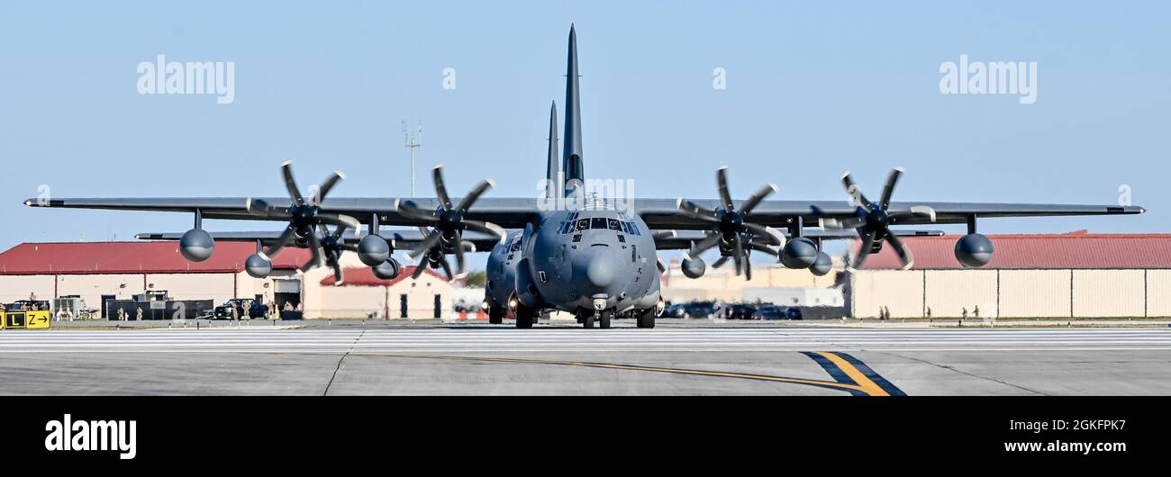 La 920e Escadre de sauvetage HC-130J combat King II effectue une « promenade à dos d'éléphant » le 10 avril 2021 au cours d'un exercice à la base de la Patrick Space Force, en Floride. Une promenade à dos d'éléphant est un terme utilisé pour décrire le roulement et le décollage d'aéronefs en formation étroite. La 920e RQW est la seule unité de commandement de la Réserve de la Force aérienne qui forme et équipe des aviateurs pour mener à bien sa mission de planifier, de diriger et de mener des opérations et des missions de sauvetage militaires afin de refuser à des concurrents et à des adversaires l'exploitation de personnel isolé. Banque D'Images