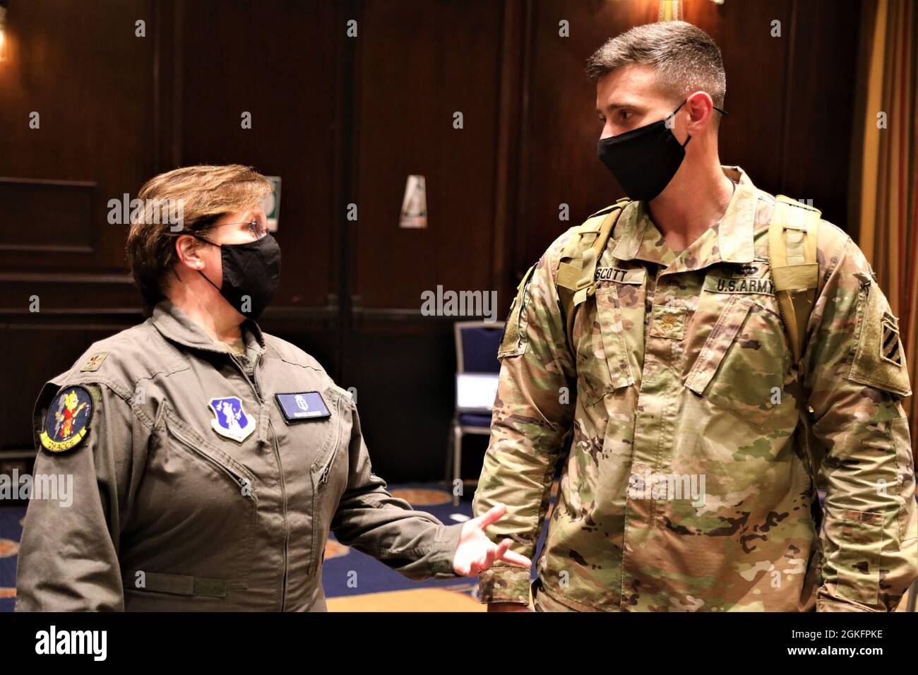 Le Maj. Frances Burress de la Force aérienne des États-Unis (à gauche), un assistant de médecin en médecine aérospatiale au 116e groupe médical de la Garde aérienne nationale de Géorgie, 116e Escadre de contrôle aérien, discute avec le Maj. De l’Armée des États-Unis Brandon Scott, officier des opérations du 3e Bataillon, 67e Régiment d’armure, 2e équipe de combat de brigade blindée, 3e Division d'infanterie le 10 avril 2021, à Atlanta. L’équipe médicale de Burress, de la Garde nationale aérienne de Géorgie, a vacciné des soldats en service actif de la 3e Division d’infanterie qui sont à Atlanta pour aider les organismes fédéraux et d’État dans un site de vaccination COVID-19. Banque D'Images