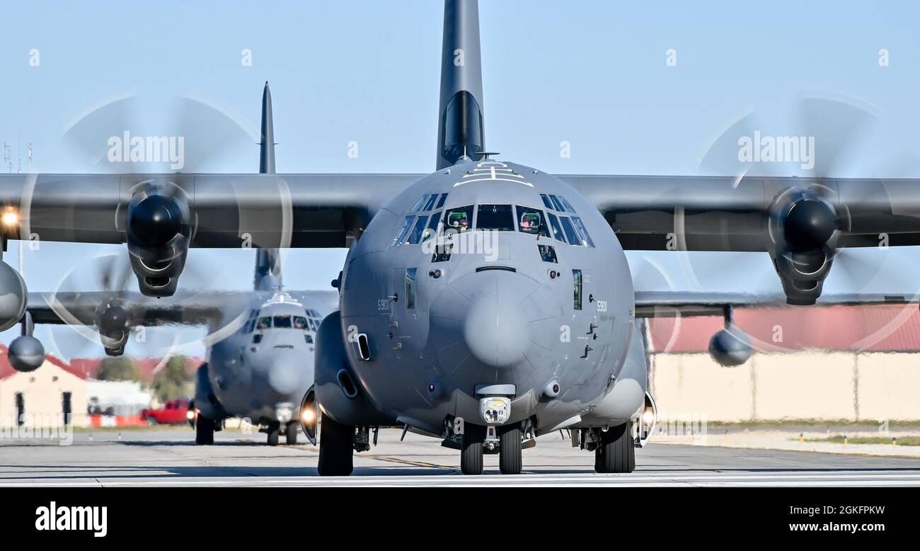 La 920e Escadre de sauvetage HC-130J combat King II effectue une « promenade à dos d'éléphant » le 10 avril 2021 au cours d'un exercice à la base de la Patrick Space Force, en Floride. Une promenade à dos d'éléphant est un terme utilisé pour décrire le roulement et le décollage d'aéronefs en formation étroite. La 920e RQW est la seule unité de commandement de la Réserve de la Force aérienne qui forme et équipe des aviateurs pour mener à bien sa mission de planifier, de diriger et de mener des opérations et des missions de sauvetage militaires afin de refuser à des concurrents et à des adversaires l'exploitation de personnel isolé. Banque D'Images