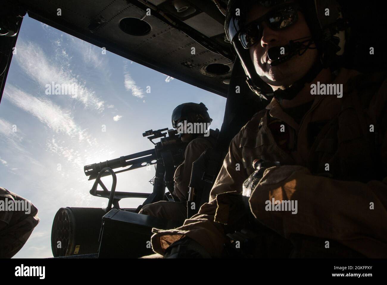 CPL Marines des États-Unis Lake Keating, chef d'équipage, avec le Marine Light Attack Helicopter Squadron 167, Marine Aircraft Group 29, 2nd Marine Aircraft Wing et Staff Sgt. Ryan Kidd, chef d'équipage instructeur, au siège de l'escadron, Groupe d'aéronefs maritimes 39, 3e Escadre d'aéronefs maritimes, participe à un exercice de cible mobile sur un VENOM UH-1Y, affecté à l'Escadron d'armes et de tactiques de l'aviation maritime 1 (MAWTS-1), pendant le cours d'armes et de tactiques d'instructeur (WTI) 2-21, près de l'aérodrome de Blue Mountain, en Californie, 10 avril 2021. Le cours WTI est un événement de formation de sept semaines organisé par MAWTS-1, qui fournit un stand Banque D'Images