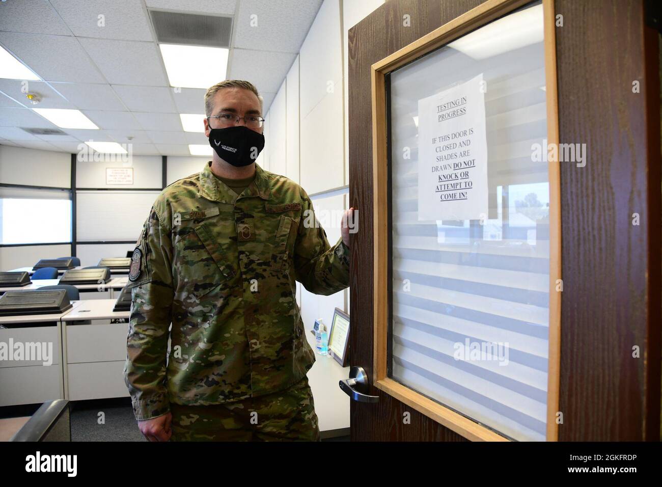 Sgt. Principal Daniel Ryan, 926e Escadron de soutien de la Force, surintendant de l'éducation et de l'instruction, a maintenant la capacité d'administrer le cours de perfectionnement professionnel et les tests d'éducation militaire professionnelle pour les membres de l'escadre pendant les fins de semaine de l'assemblée d'instruction de l'unité, le 10 avril, base aérienne de Nellis, Nevada. Banque D'Images