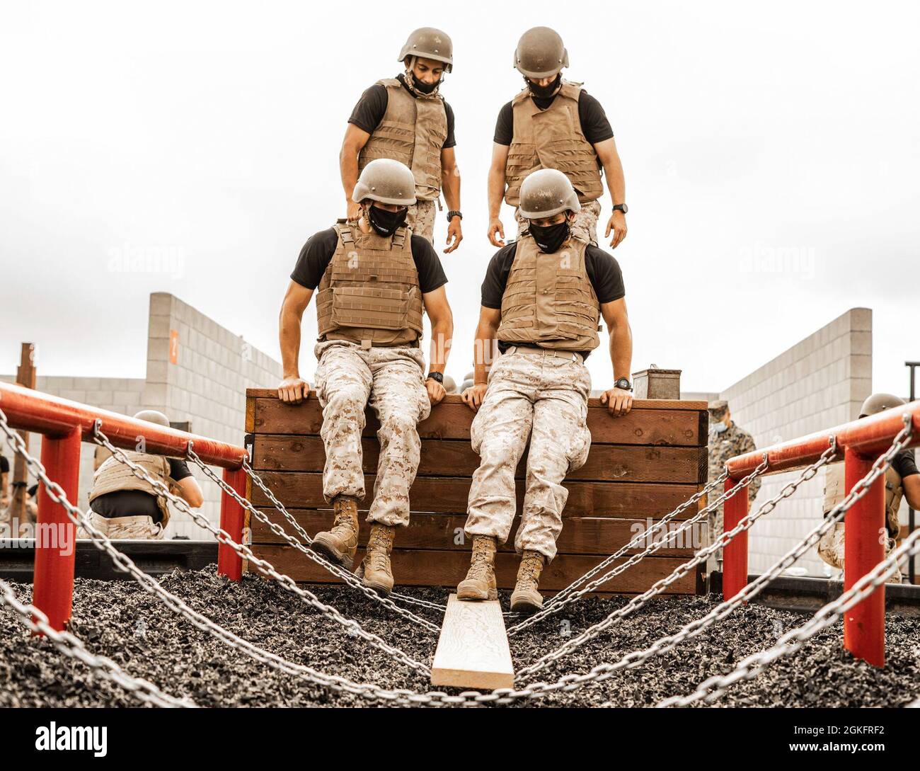 Les candidats officiers du corps des Marines des États-Unis à Recruiting Station Riverside, 12e Marine corps District, tentent l'un des obstacles du cours de réaction de leadership au camp de base du corps des Marines Pendleton, Californie, le 10 avril 2021. Le LRC est constitué d'obstacles que les candidats doivent surmonter ensemble en tant qu'équipe d'incendie. Cette formation prépare les candidats à l'École des candidats à l'emploi. Banque D'Images