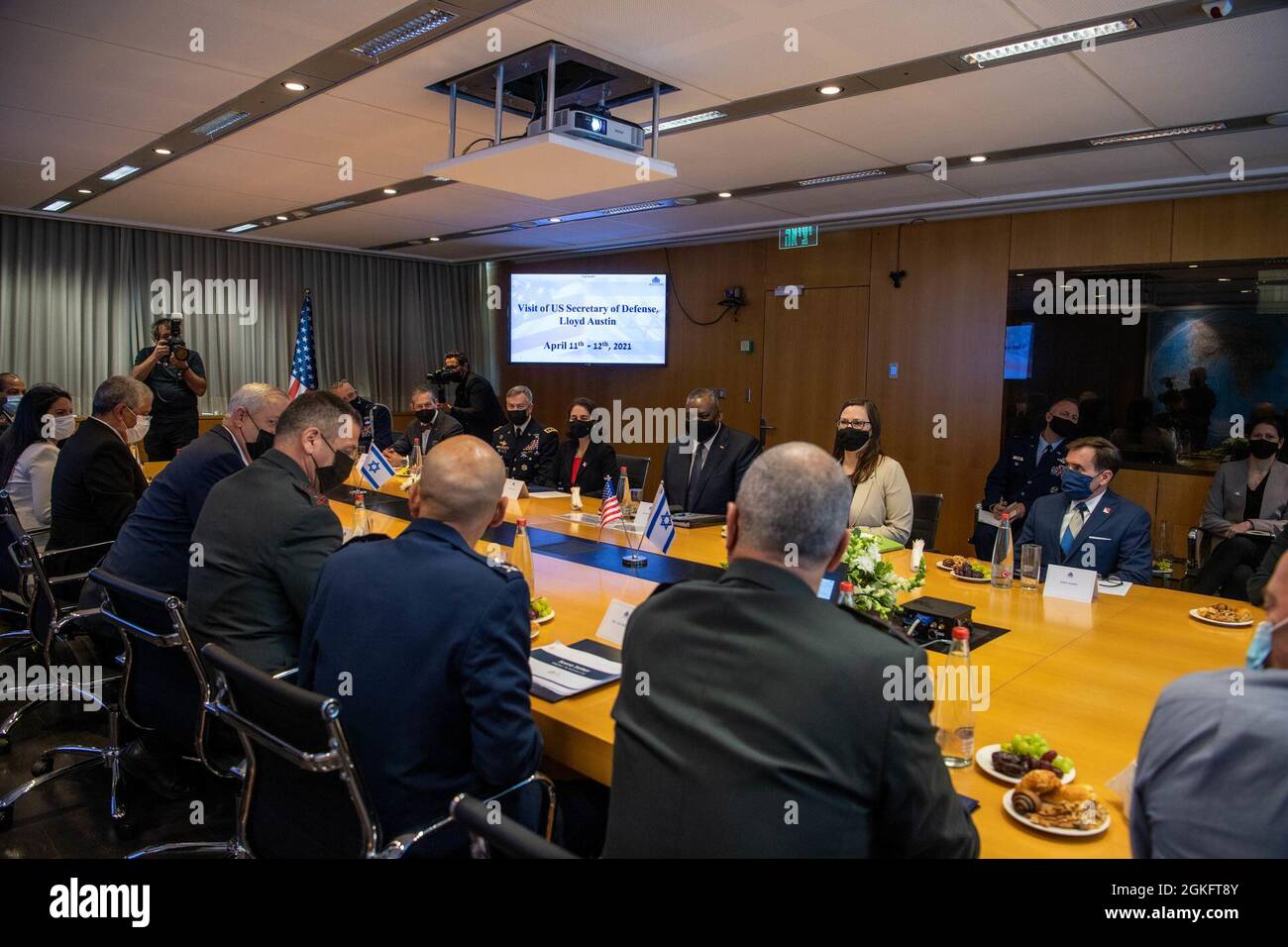 Le secrétaire à la Défense, Lloyd J. Austin III, rencontre le ministre israélien de la Défense, Benny Gantz, au ministère de la Défense à HaKirya, en Israël, le 11 avril 2021. Banque D'Images