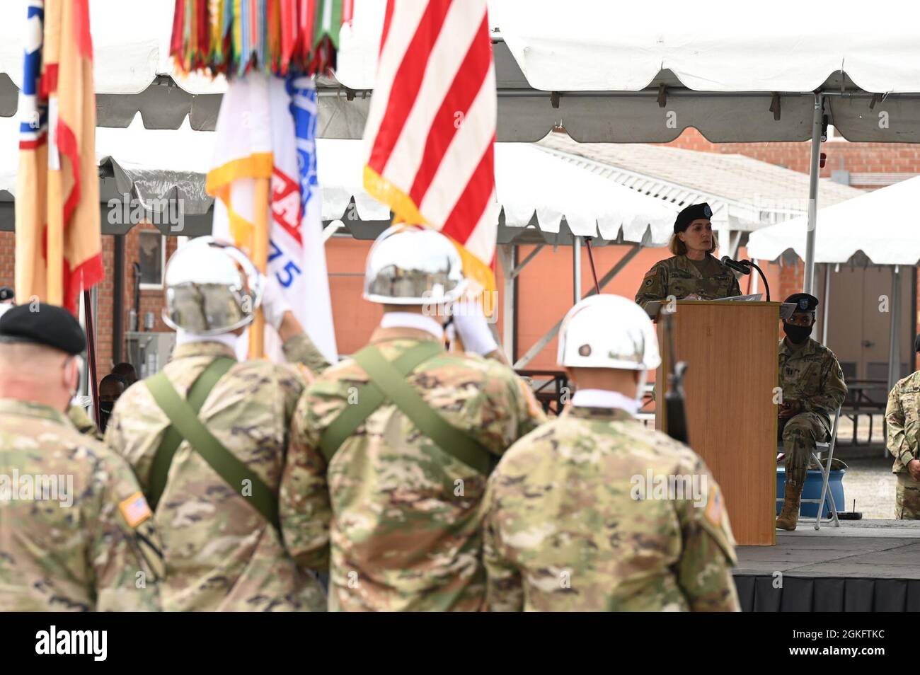 Bang. Le général Dianne Del Rosso, commandant sortant du 311e Commandement du soutien expéditionnaire, s'adresse au public lors de la cérémonie de changement de commandement au Centre de la Réserve de l'Armée américaine, à Los Angeles (Californie), le 11 avril 2021. Banque D'Images