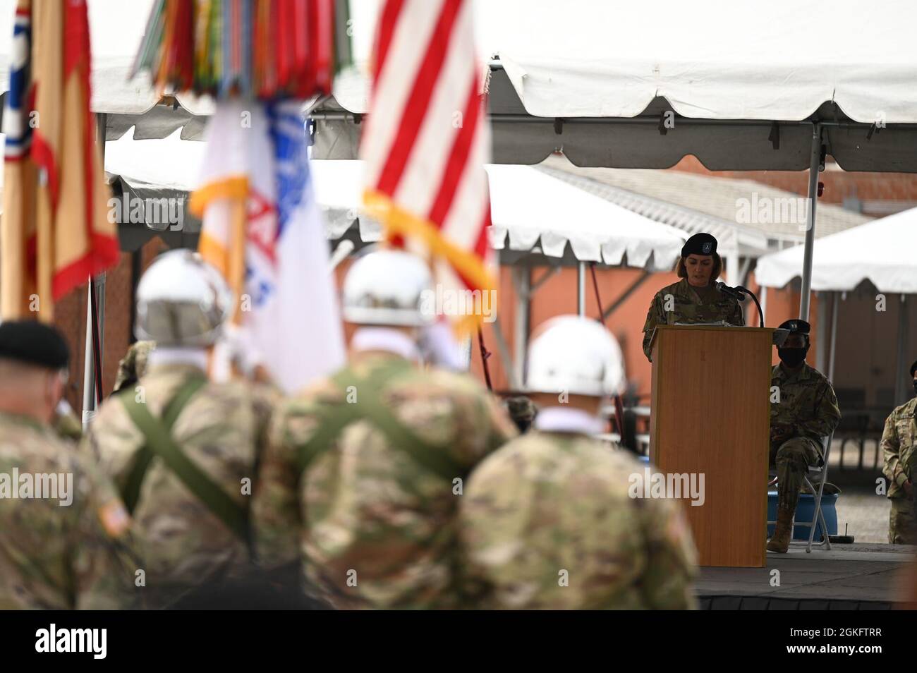 Bang. Le général Dianne Del Rosso, commandant sortant du 311e Commandement du soutien expéditionnaire, s'adresse au public lors de la cérémonie de changement de commandement au Centre de la Réserve de l'Armée américaine, à Los Angeles (Californie), le 11 avril 2021. Banque D'Images
