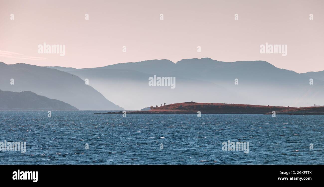 Montagnes côtières et mer le matin, un paysage norvégien vide, photo de fond naturelle Banque D'Images