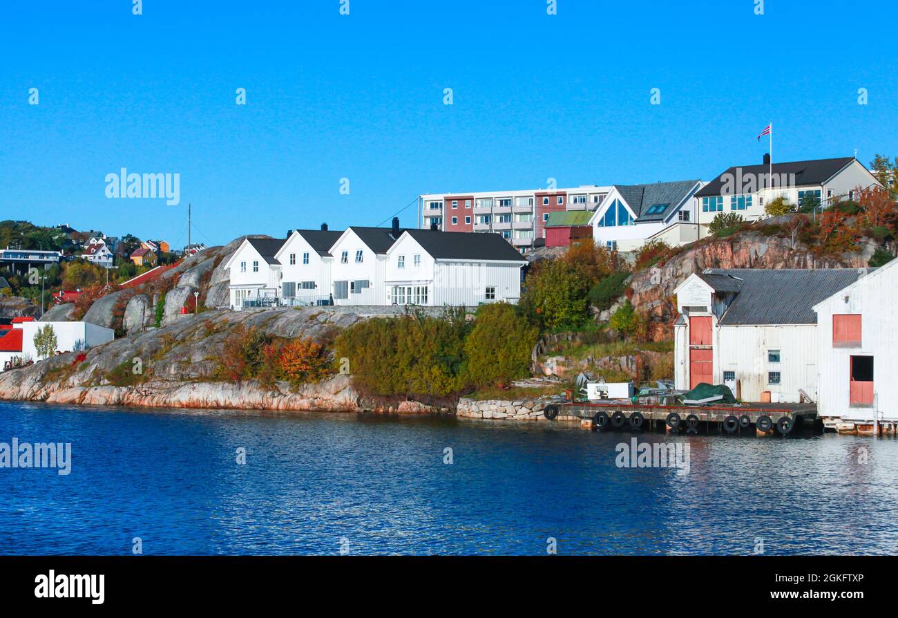 Paysage de Kristiansund, ville norvégienne avec maisons en bois colorées sur la côte rocheuse Banque D'Images