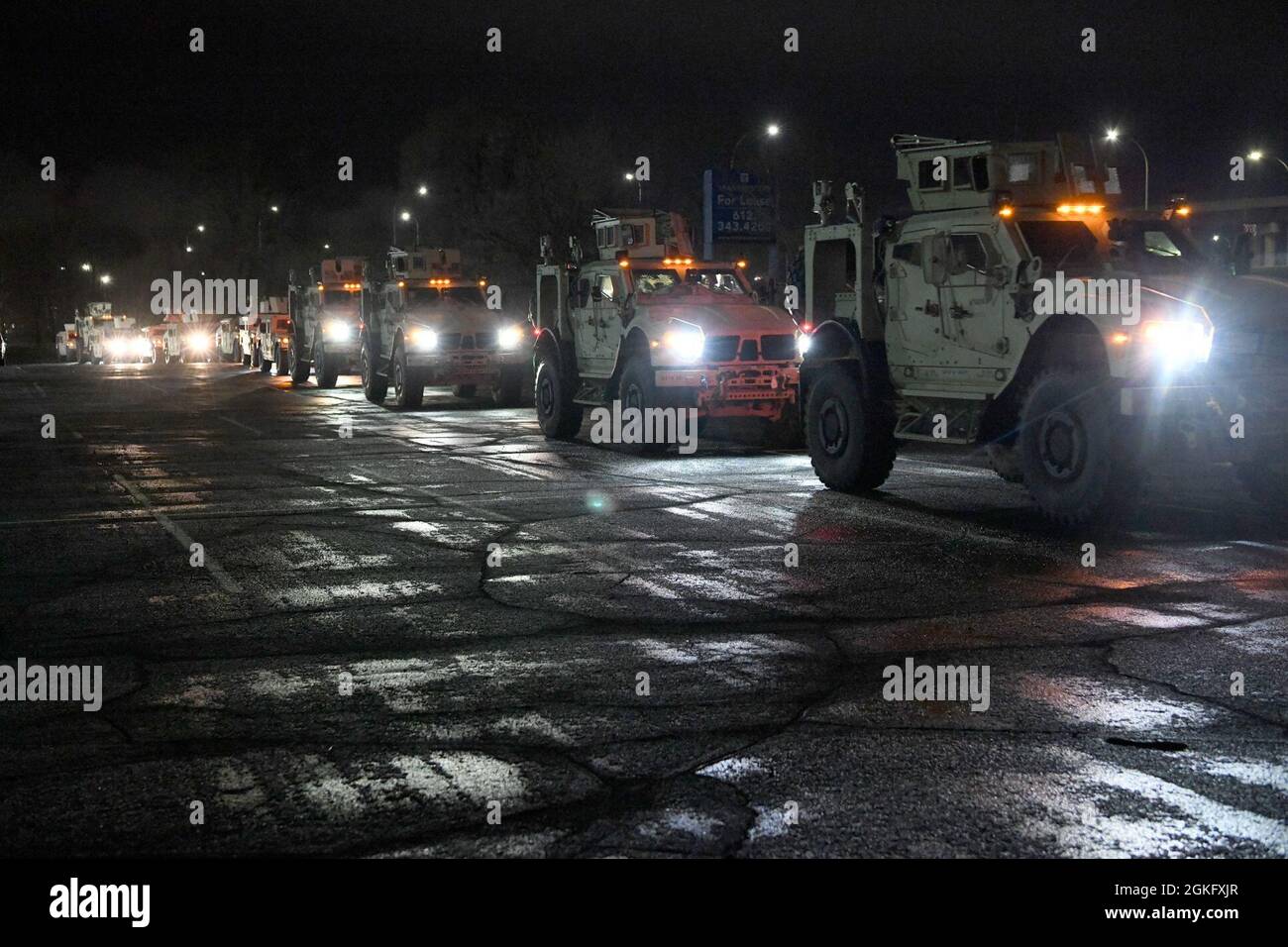 Les soldats de la Garde nationale du Minnesota gardent la garde, renforçant ainsi les forces de l'ordre locales au Brooklyn Center, Minnesota, le 13 avril 2021, la nuit qui a suivi les troubles initiaux dans la région. Plus de 2,000 soldats et aviateurs ont été activés à l'appui de l'opération Safety Net, un effort coordonné visant à protéger les droits des manifestants pacifiques et à assurer la sécurité du public pendant le procès de Derek Chauvin. Les organisations participant à l'opération Safety Net s'engagent à protéger les personnes, les biens et la liberté d'expression.​ Banque D'Images