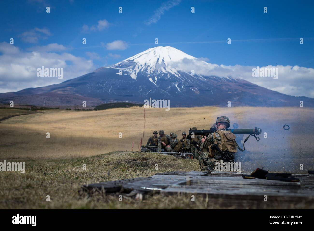 Une marine américaine avec 3d Bataillon, 3d Marines, tire une arme d'assaut multi-usage MK153 lancée par une épaule tout en effectuant une répétition de combat en direct pendant Fuji Viper 21.3 au centre d'entraînement d'armes combinées, Camp Fuji, Japon, 12 avril 2021. Au cours de cet exercice, Marines a perfectionné des tactiques, des techniques et des procédures pour soutenir les opérations de base expéditionnaires avancées au niveau du peloton et de l'entreprise. 3/3 est déployé dans l'Indo-Pacifique sous 4th Marines, 3d Marine Division. Banque D'Images