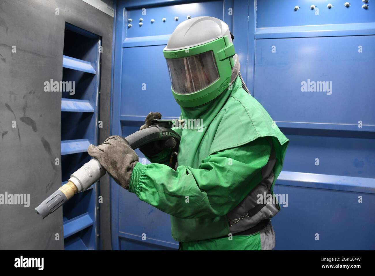 Martin Trzcinski, Code 970, mécanicien de préservation, s'habille dans l'équipement de protection individuelle (EPI) requis pour faire fonctionner le stand Critical Coat Blast à l'atelier 71. Banque D'Images